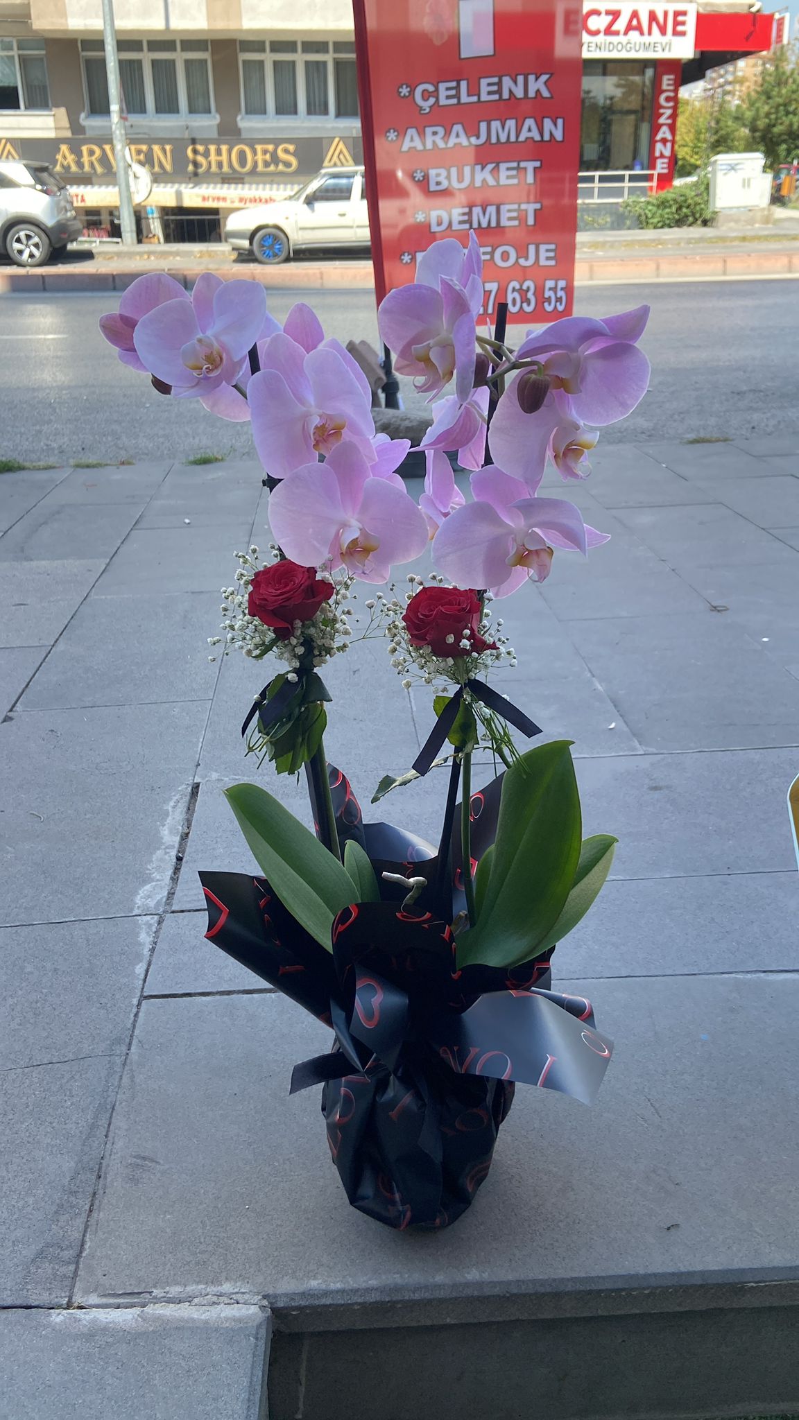 Premium Pembe Orkide & Kırmızı Gül Aranjmanı – Özel Tasarım