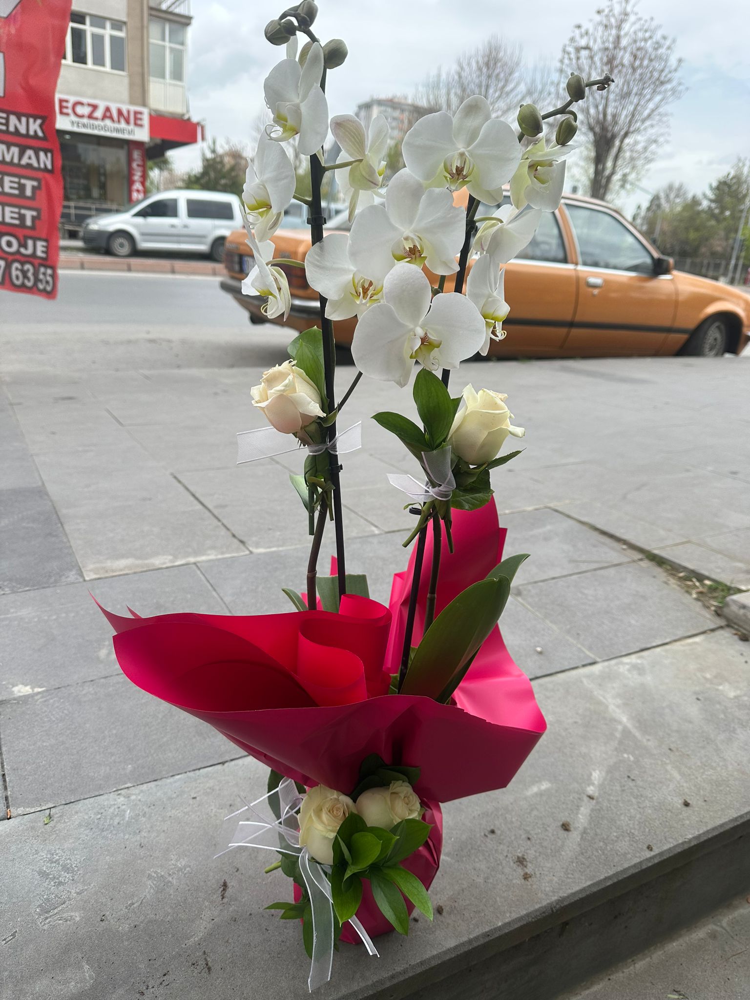 Premium Beyaz Orkide & Beyaz Gül Aranjmanı – Özel Tasarım