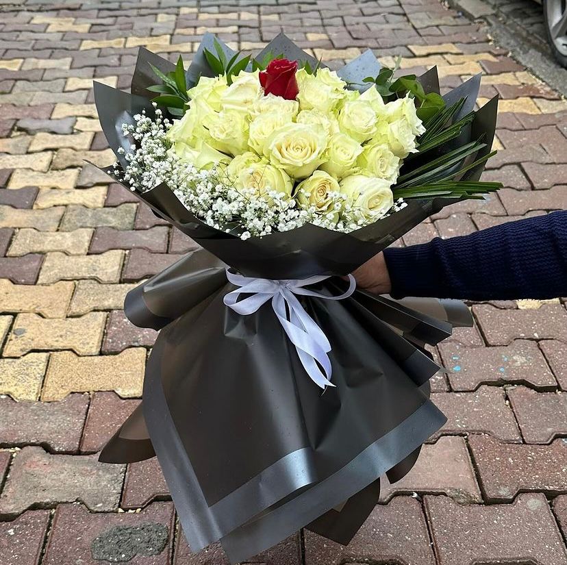 Tek Kırmızı Gül Detaylı Premium Beyaz Gül Buketi
